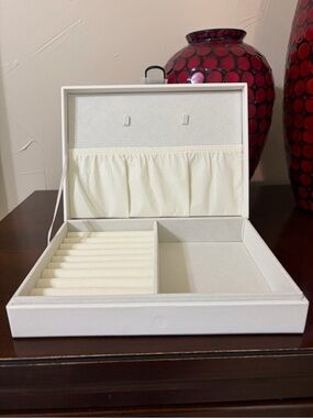 Radley London NWT White Jewelry Box Magnetic Close Ring Necklace Organizer